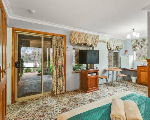 NSW-merimbula-guest-house-standard-room-(6)